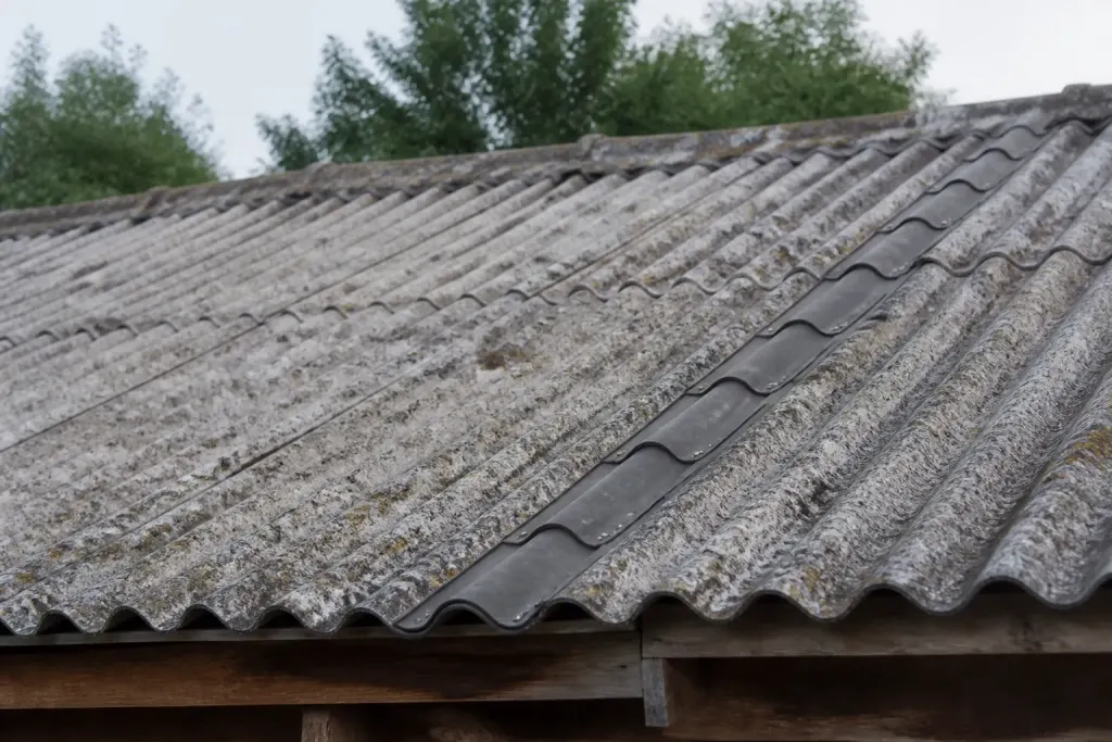 Toiture ondulée fibres-ciment avec bandes etanches aux joints