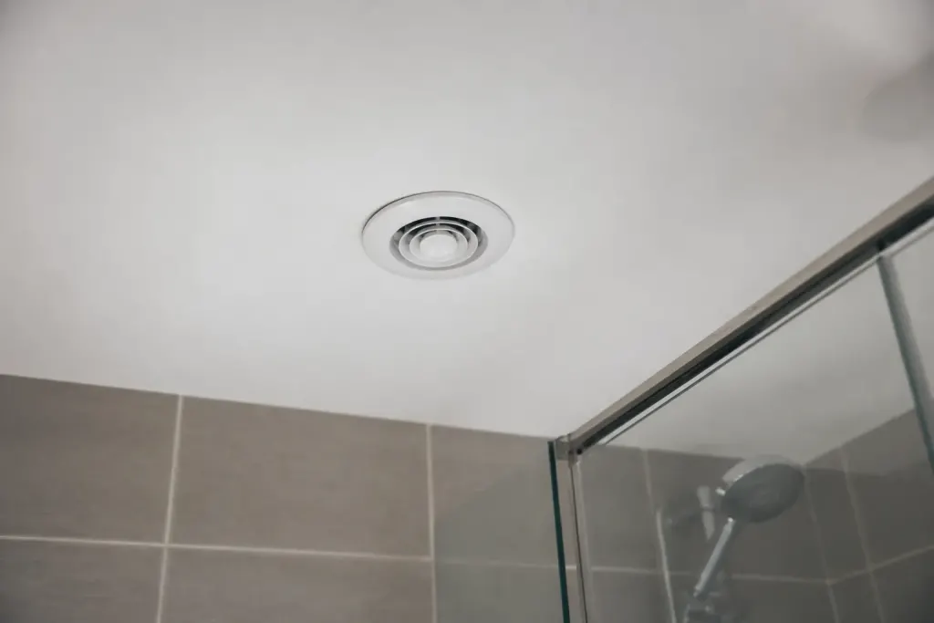 grille extraction blanche plafond salle bain