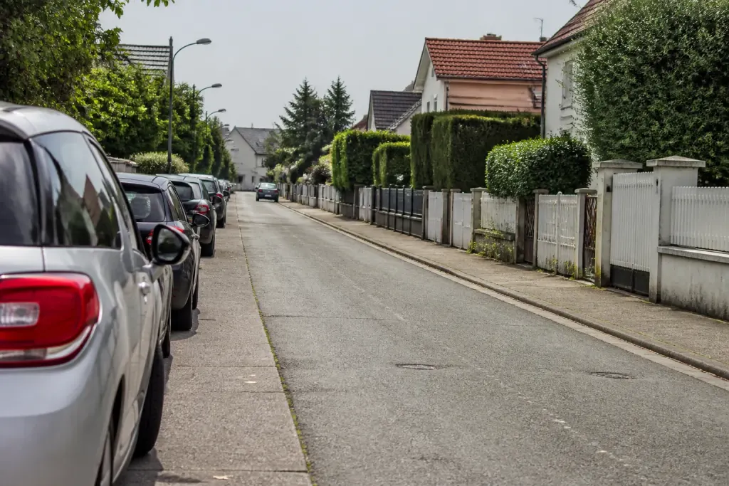 Rue residentielle bordee de pavillons et de voitures garees