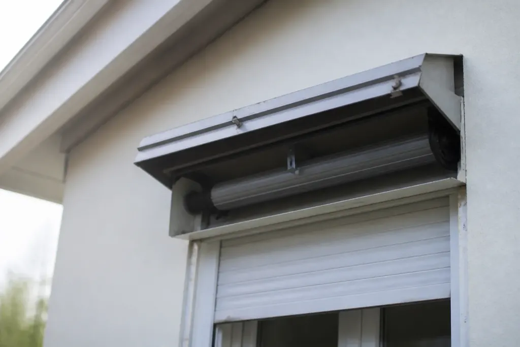 Trappe metallique ouverte sur coffre de volet roulant