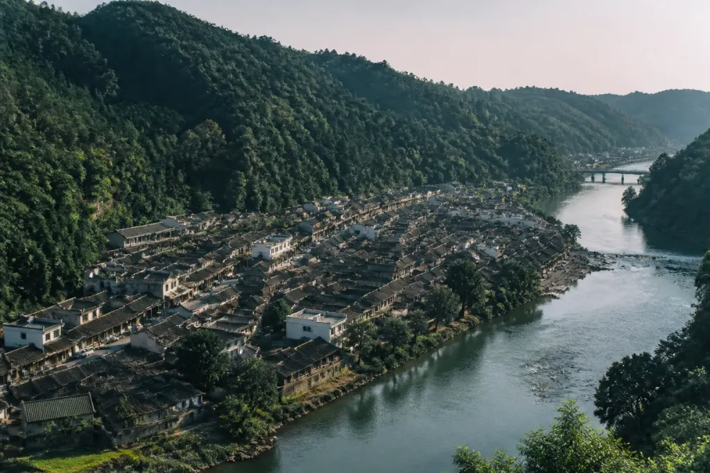 Vue aerienne d'une vallee avec maisons serrees et riviere